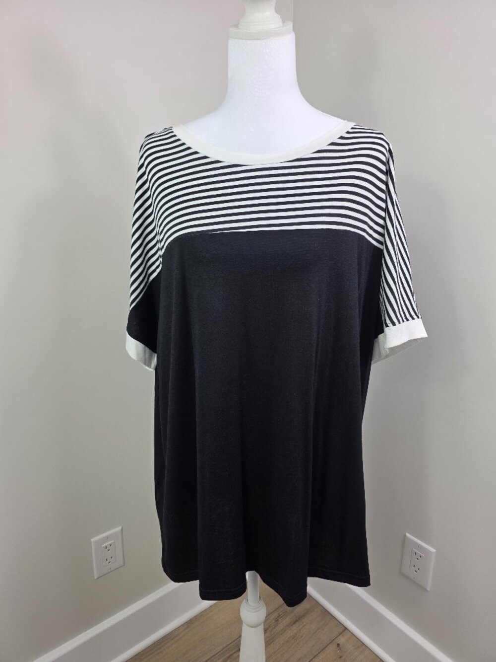 Bloomchic Top Womens Plus Size Black White Colorblock Striped Tee Size 14/16